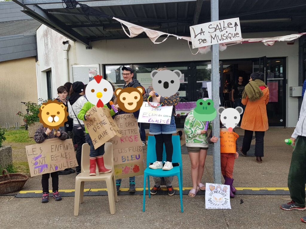 Photo d'enfants qui posent avec des pancartes de manif