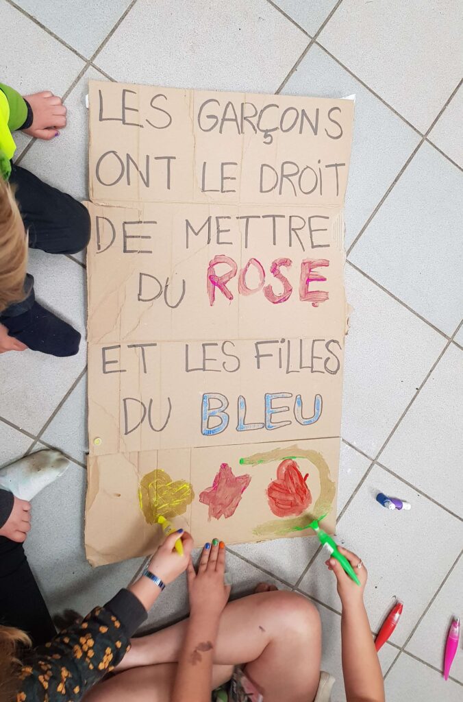 Pancarte avec marqué : les garçons ont le droit de mettre du rose et les filles du bleu